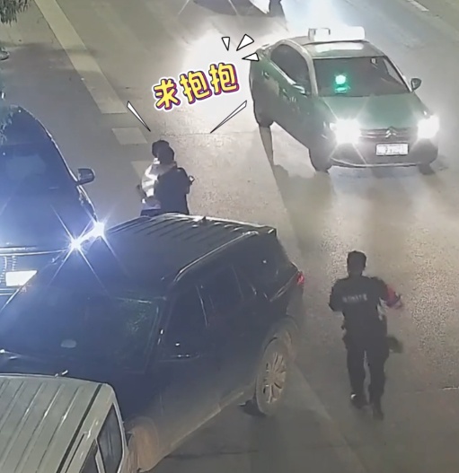 酒驾逃跑，跑进了交警怀里...交警：来！抱！