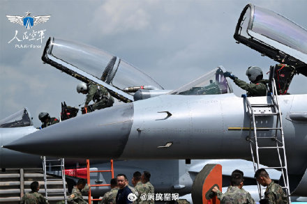 参加中泰“鹰击-2024”空军联合训练中方部队抵达泰国空军乌隆基地