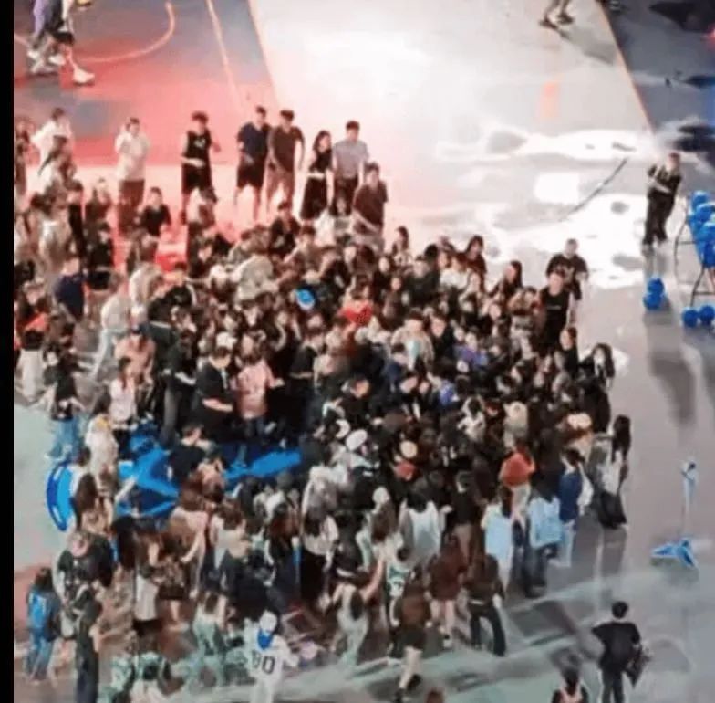 昨夜突发!知名演员发生意外!现场一片混乱 昨夜突发!知名演员发生意外!现场一片混乱