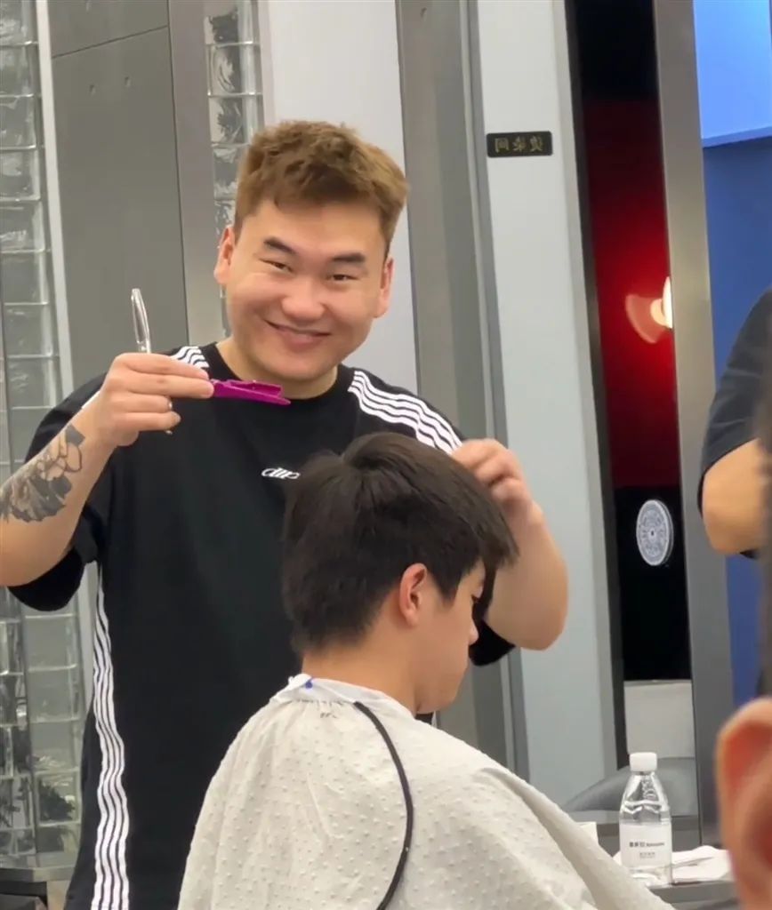 给潘展乐剪头发的00后理发师阿金：订单爆了！剪个冠军同款“运气头”