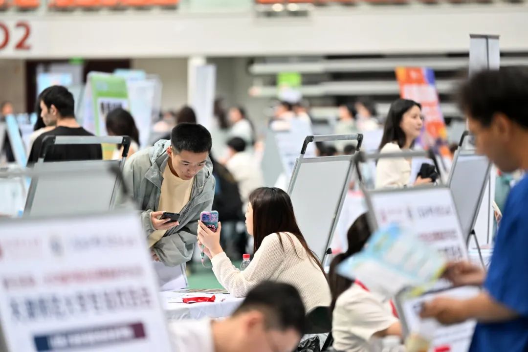 “交了社保就不算应届生”？多地放宽高校毕业生身份认定标准