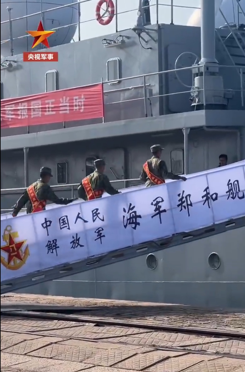 坐着军舰去上学！海军首次用军舰送舰载机飞行学员报到