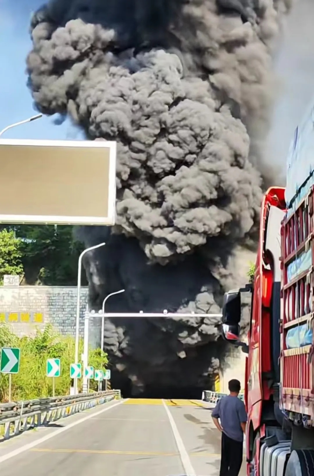 2人死亡!沪昆高速梧桐隧道发生交通事故 2人死亡!沪昆高速梧桐隧道发生交通事故