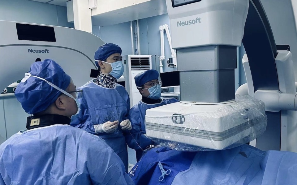 顽固性腹水让男子腹围达107厘米,翻身都难!医生在其体内植入支架 顽固性腹水让男子腹围达107厘米,翻身都难!医生在其体内植入支架