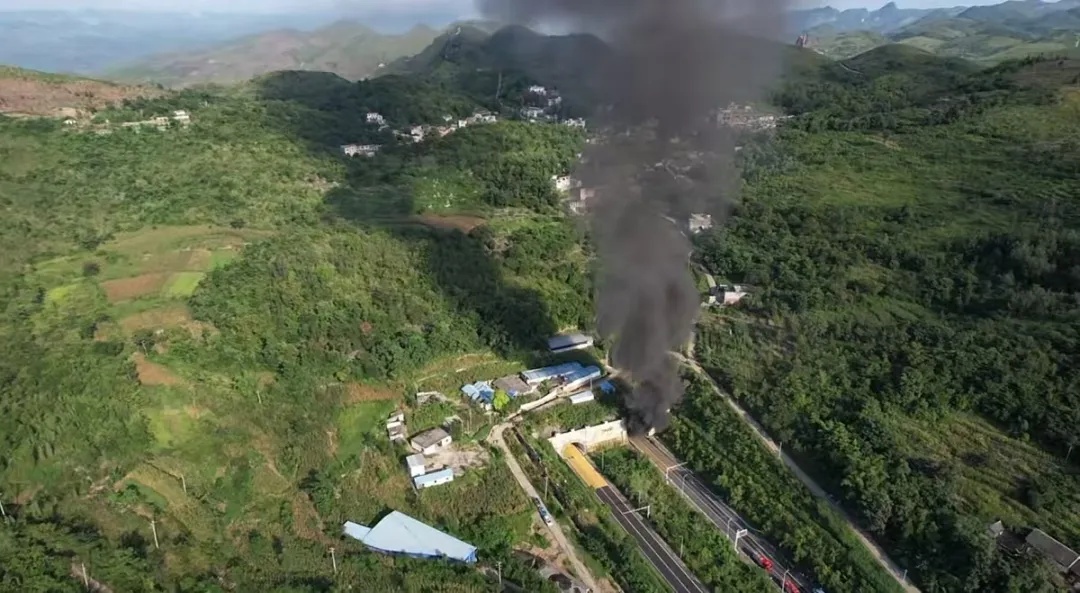 现场浓烟滚滚！贵州一隧道发生交通事故，2人不幸身亡