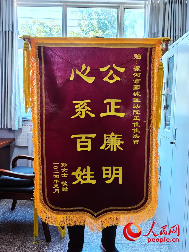 37岁女法官被报复遇害，同事回忆泣不成声，市民献花寄托哀思
