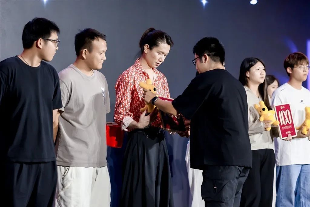 给潘展乐剪头发的00后理发师阿金：订单爆了！剪个冠军同款“运气头”
