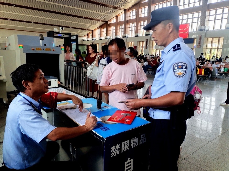 湖南一旅客行李藏“宝剑”，经高铁站民警宣传教育后主动放弃携带上车