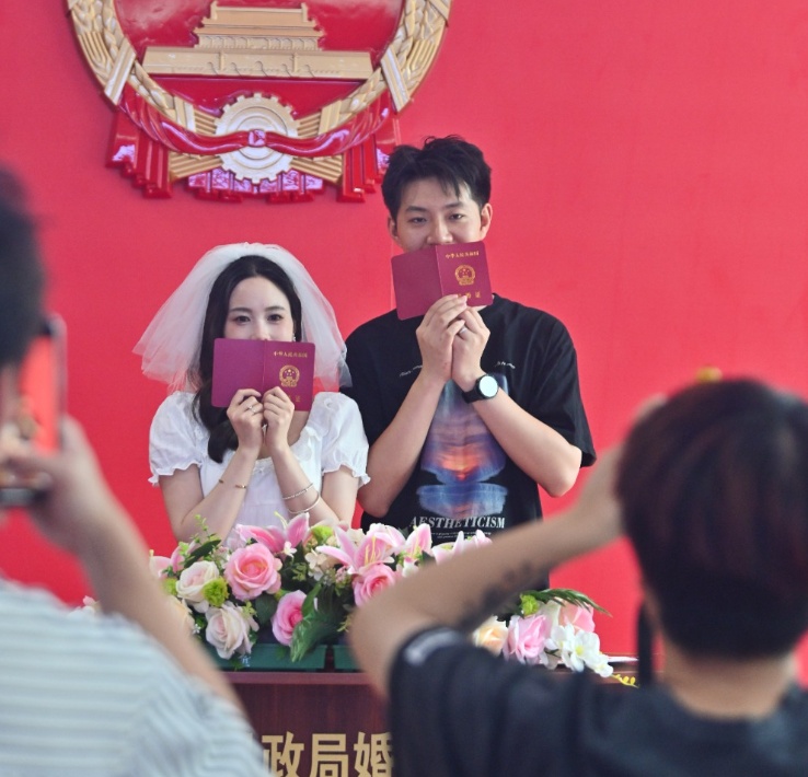 “结婚登记不再需要户口簿”热搜第一！婚姻登记条例修订草案征求意见