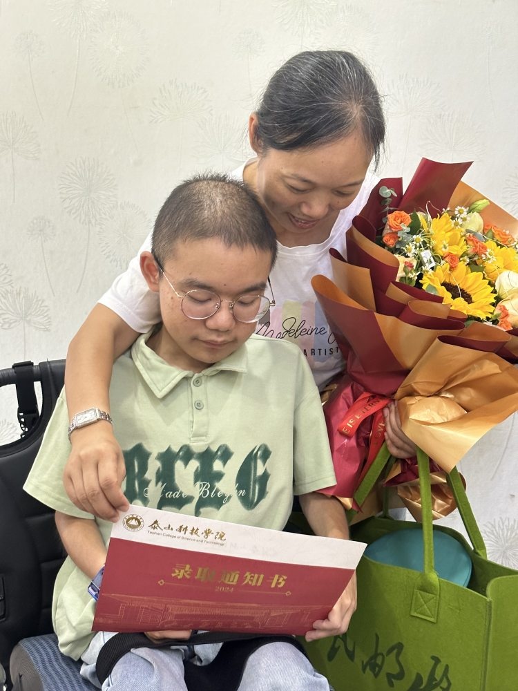 打破“活不过18岁”预言的他，收到录取通知书啦！