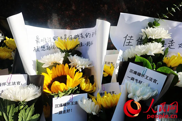 37岁女法官被报复遇害，同事回忆泣不成声，市民献花寄托哀思