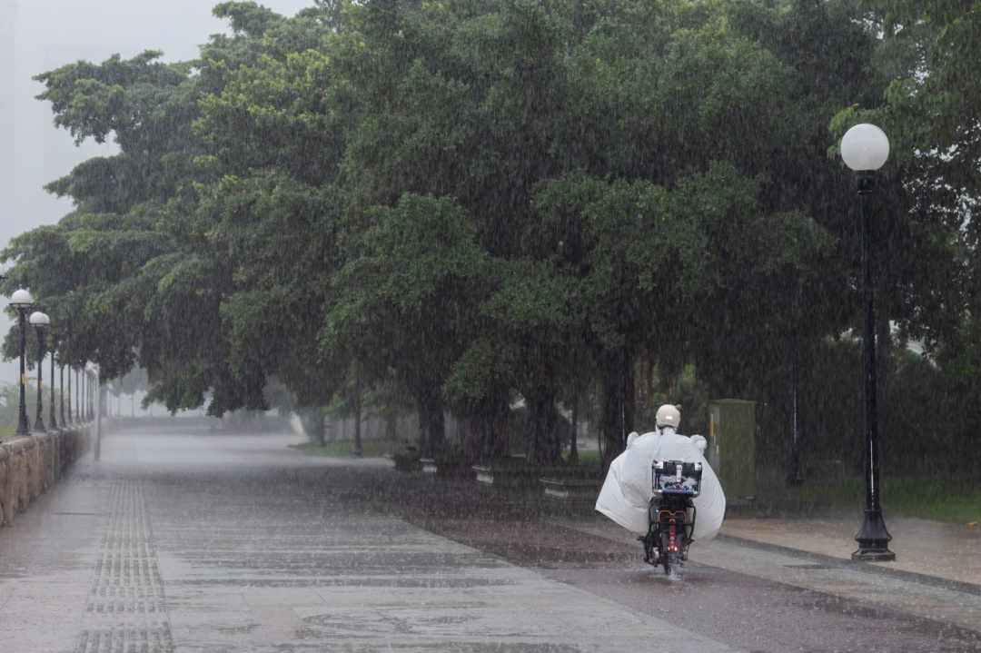 广州：今明起，暴雨+8~10级雷暴大风+龙卷风！