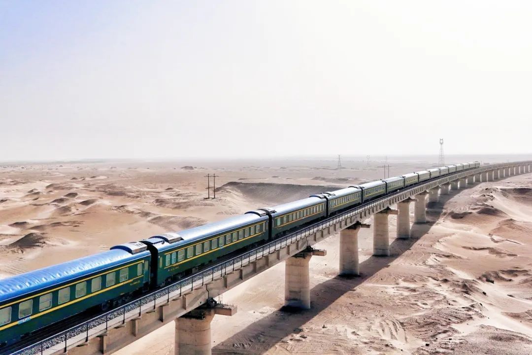 中国第一大沙漠下暴雨了!铁路人这样应对 中国第一大沙漠下暴雨了!铁路人这样应对