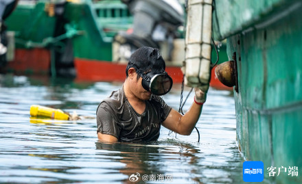 伏季休渔期结束，海南万宁乌场一级渔港渔民准备出海捕鱼