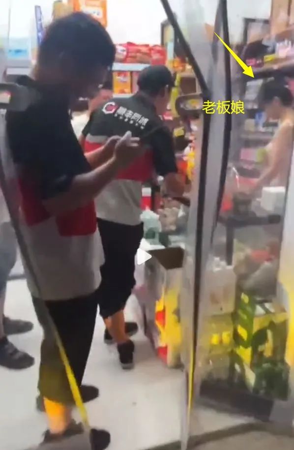 超市员工被吐槽穿着暴露吸引顾客，社区回应→