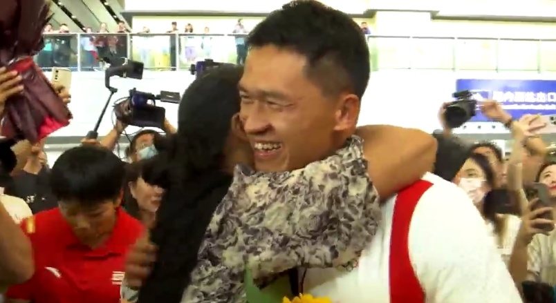 刘浩回家!见面就拿出金牌给她挂上...... 刘浩回家!见面就拿出金牌给她挂上......