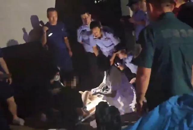 “事发凌晨，当时只有脑袋露出水面......”