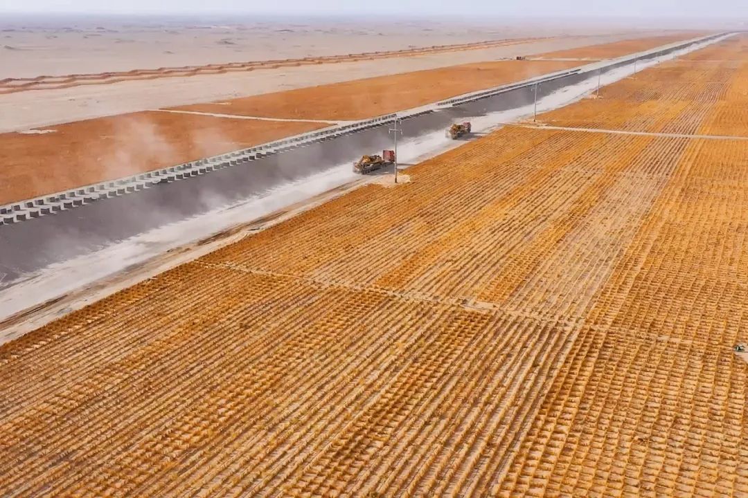 中国第一大沙漠下暴雨了!铁路人这样应对 中国第一大沙漠下暴雨了!铁路人这样应对