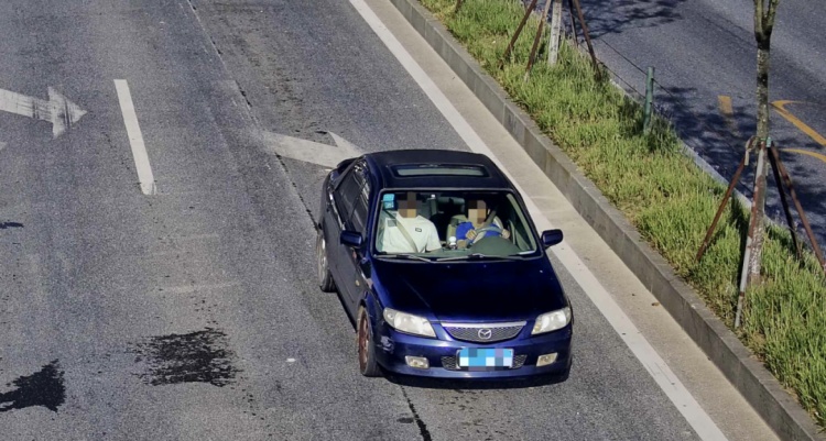 国道上紧急停车换人?驾驶位下来的竟是…… 国道上紧急停车换人?驾驶位下来的竟是……