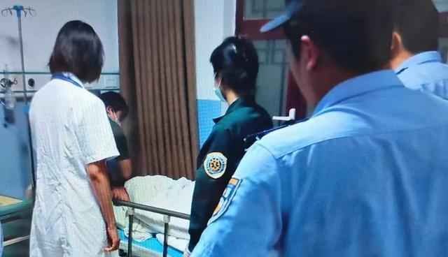 “事发凌晨，当时只有脑袋露出水面......”