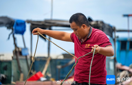 伏季休渔期结束，海南万宁乌场一级渔港渔民准备出海捕鱼