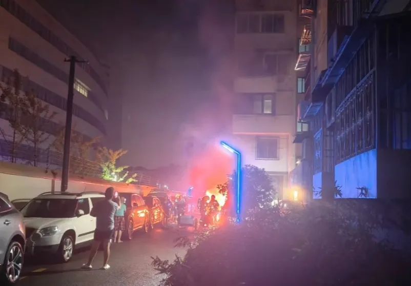 凌晨突发！上海徐汇一小区居民楼边多车起火燃烧，浓烟滚滚！多台空调外机被烧毁