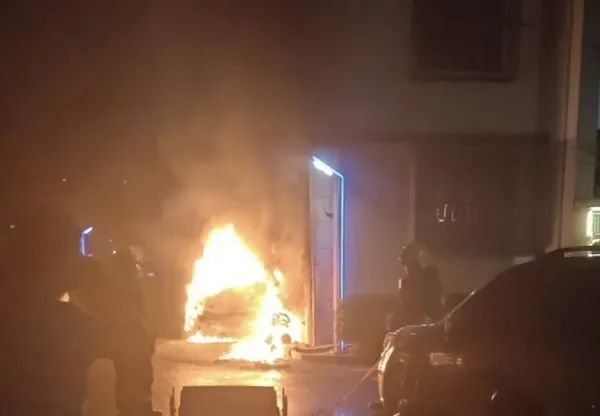 凌晨突发！上海徐汇一小区居民楼边多车起火燃烧，浓烟滚滚！多台空调外机被烧毁