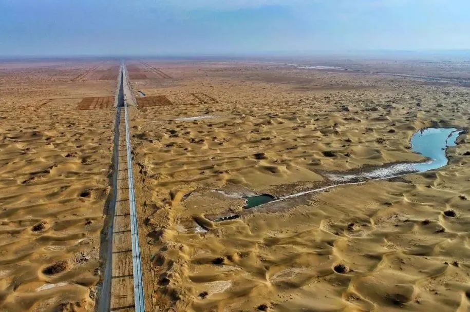 中国第一大沙漠下暴雨了!铁路人这样应对 中国第一大沙漠下暴雨了!铁路人这样应对