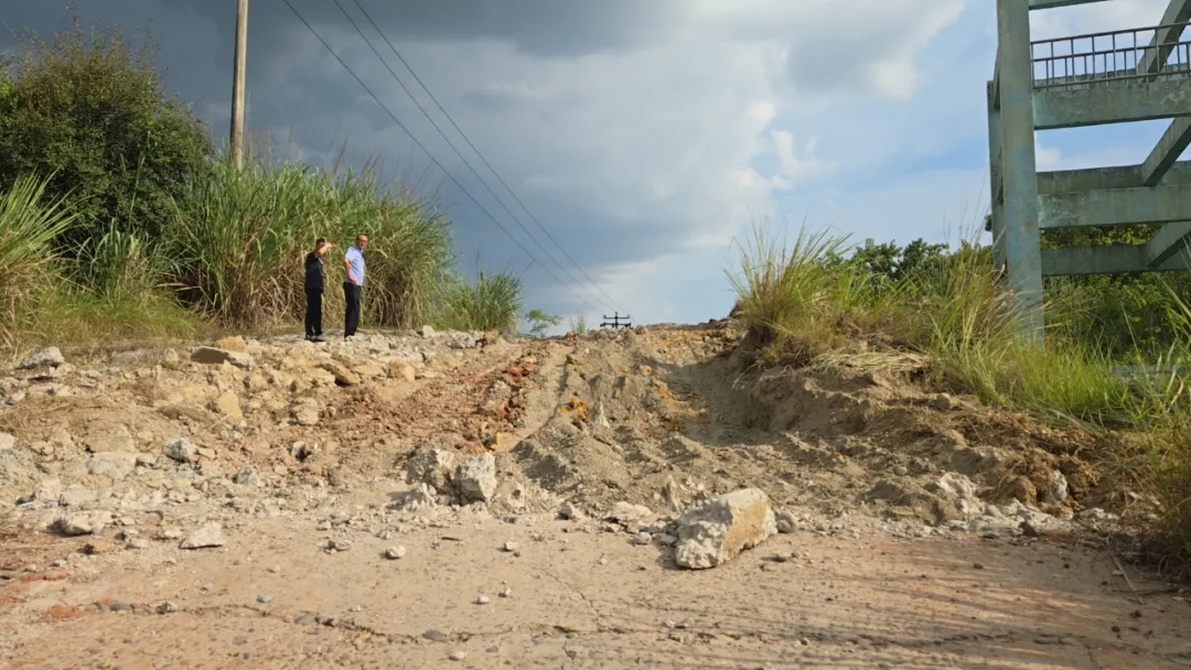 太离谱!男子偷走村里的水泥路 太离谱!男子偷走村里的水泥路