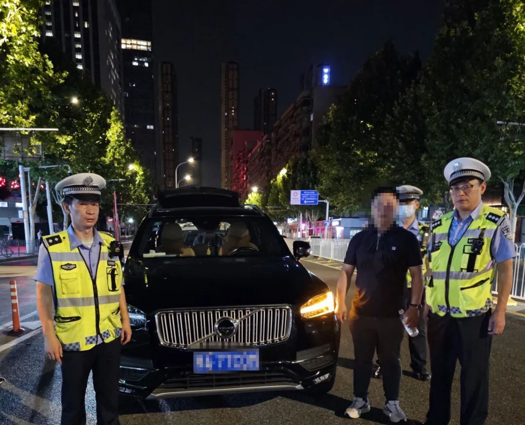 “健身男”高架桥上狂奔为哪般？交警出动！