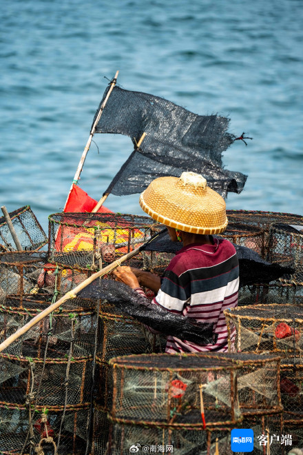 伏季休渔期结束，海南万宁乌场一级渔港渔民准备出海捕鱼