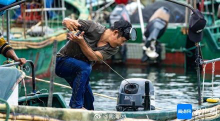 伏季休渔期结束，海南万宁乌场一级渔港渔民准备出海捕鱼