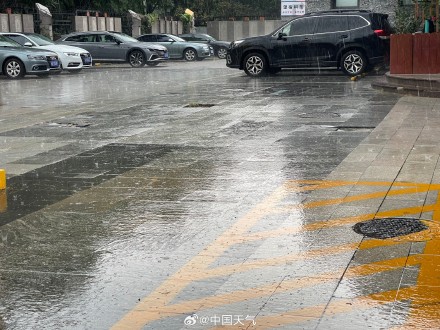 北京午后现雷雨 一小时降水量达53.8毫米