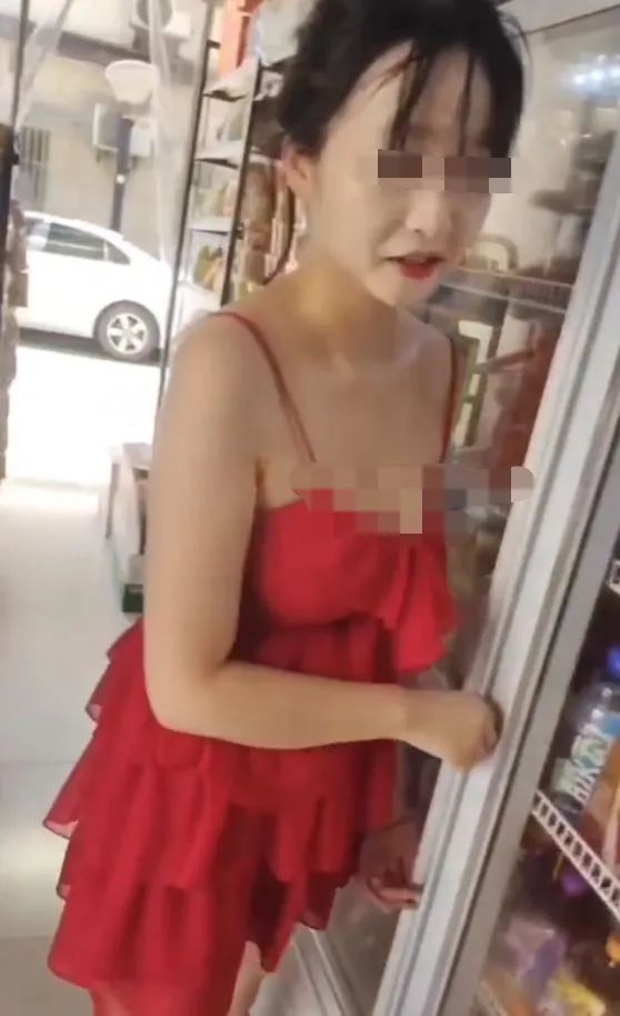 超市员工被吐槽穿着暴露吸引顾客，社区回应→