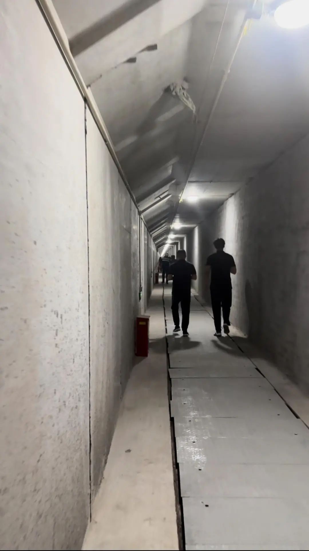 浓烟瞬间笼罩！车辆隧道内突发自燃，怎么办？做好这三步，关键时候能救命！