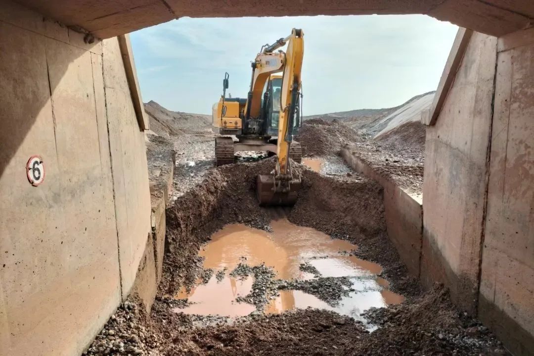 中国第一大沙漠下暴雨了!铁路人这样应对 中国第一大沙漠下暴雨了!铁路人这样应对