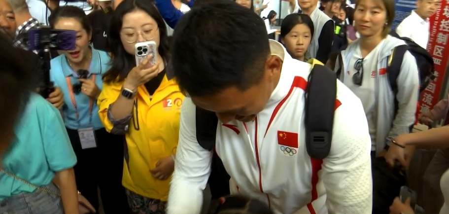 刘浩回家!见面就拿出金牌给她挂上...... 刘浩回家!见面就拿出金牌给她挂上......