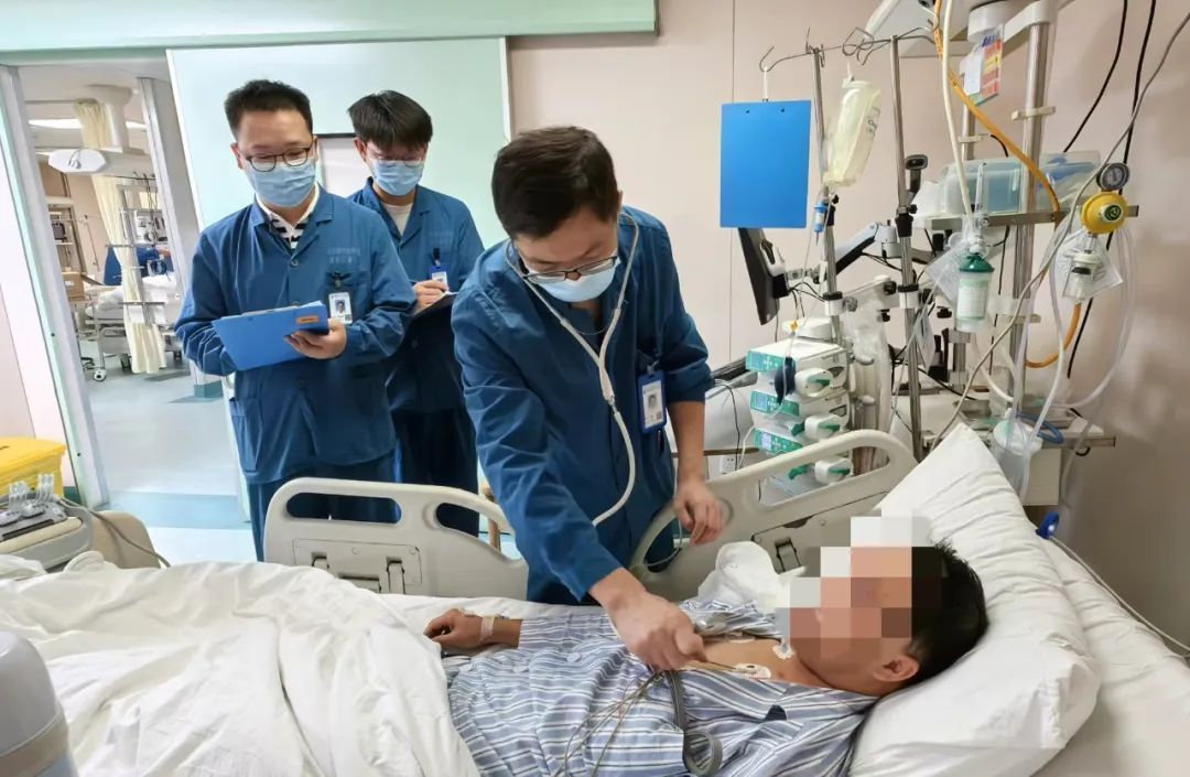 发热抽搐险丢命！男子被咬后感染病毒，医生提醒→