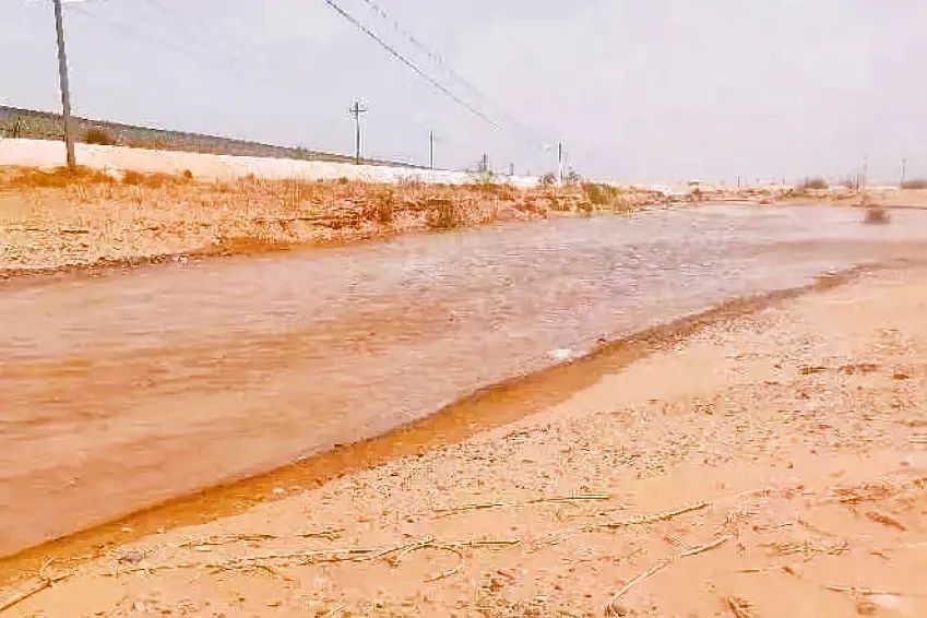 中国第一大沙漠下暴雨了!铁路人这样应对 中国第一大沙漠下暴雨了!铁路人这样应对