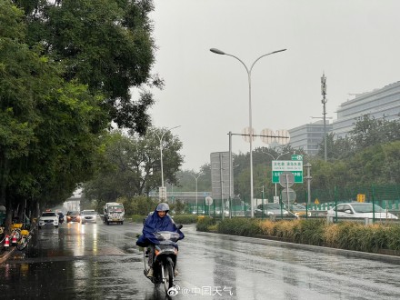 北京午后现雷雨 一小时降水量达53.8毫米