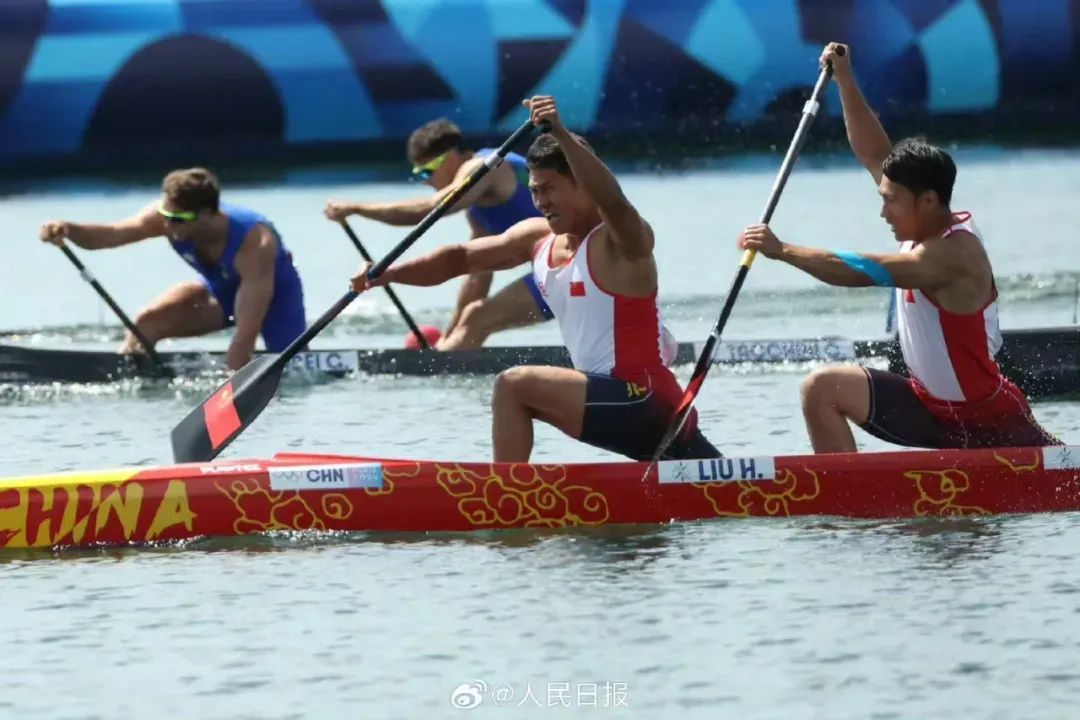 刘浩回家!见面就拿出金牌给她挂上...... 刘浩回家!见面就拿出金牌给她挂上......