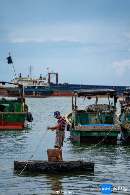 伏季休渔期结束，海南万宁乌场一级渔港渔民准备出海捕鱼