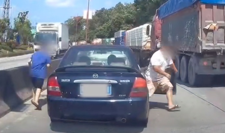 国道上紧急停车换人?驾驶位下来的竟是…… 国道上紧急停车换人?驾驶位下来的竟是……