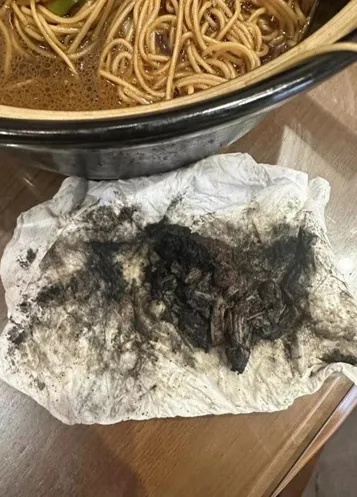 166元一碗的老鸭面吃出臭味异物！最新通报→