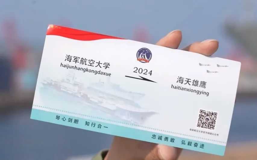 不是？！谁家大学生坐军舰、运-20上学啊！