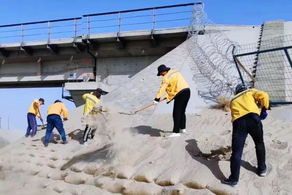 中国第一大沙漠下暴雨了!铁路人这样应对 中国第一大沙漠下暴雨了!铁路人这样应对