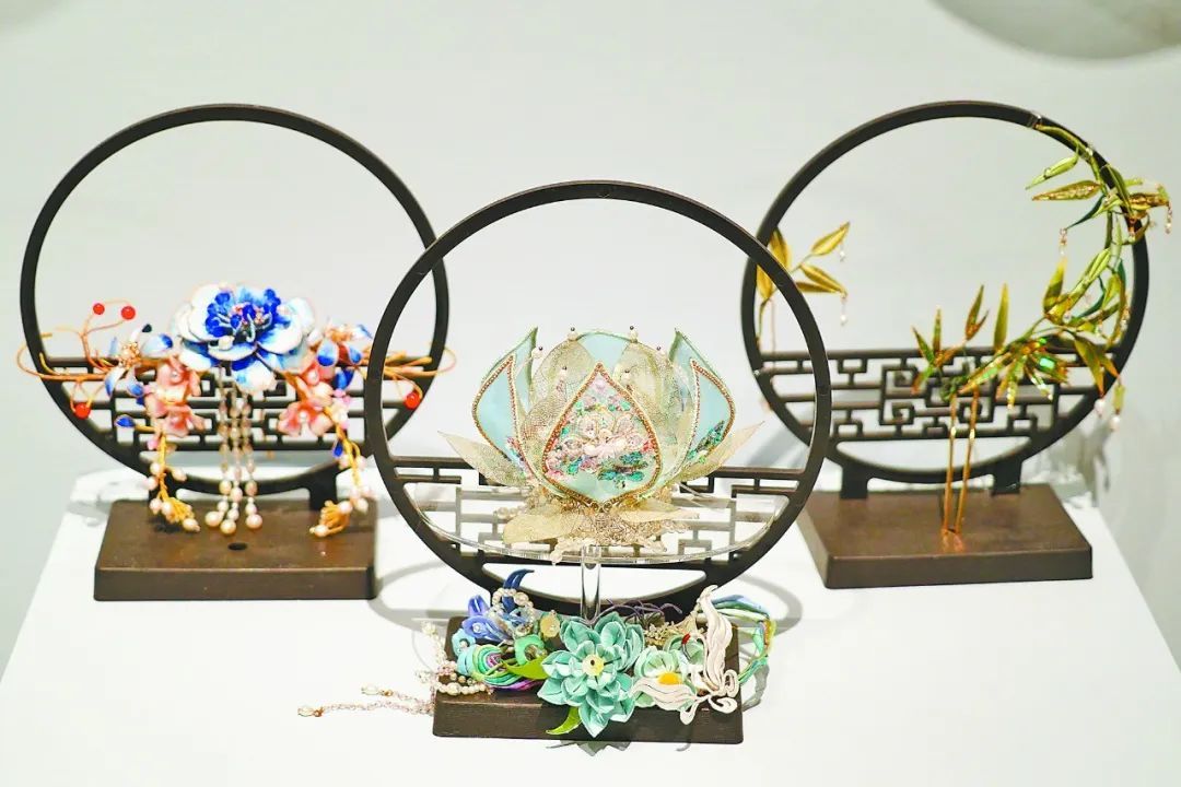 为国风添新意，年轻人为何爱上“新中式”