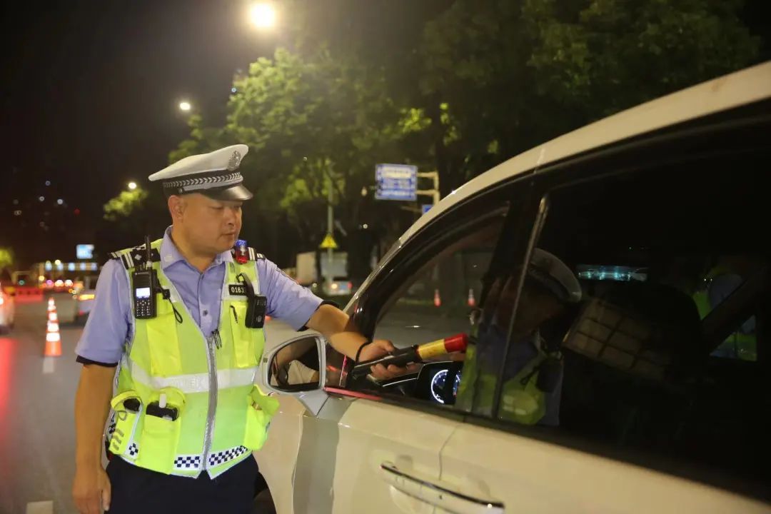 “健身男”高架桥上狂奔为哪般？交警出动！