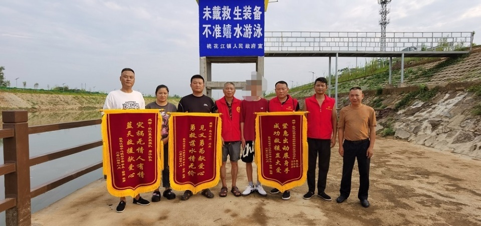 小伙溺水3人接力救助被誉教科书式，进展：小伙康复后重返现场感谢救命恩人