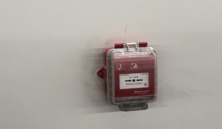 浓烟瞬间笼罩！车辆隧道内突发自燃，怎么办？做好这三步，关键时候能救命！